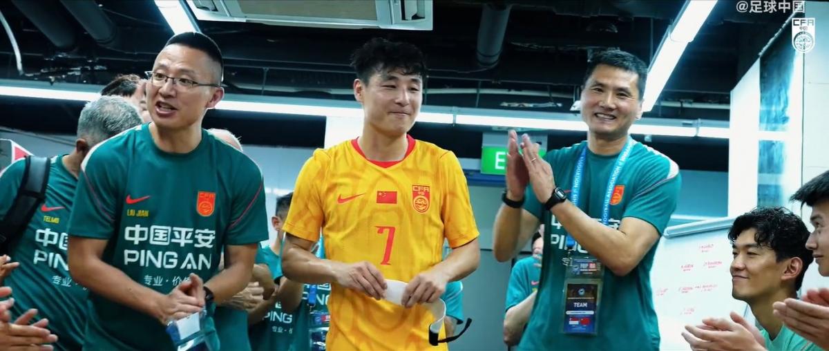 塞内西女友凯尔茜现场观战阿根廷vs埃及，社媒晒与塞内西合照